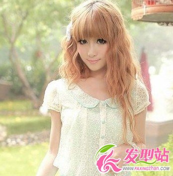 美麗清新的女生隱形接發(fā)
