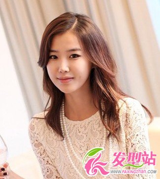 女生個(gè)性獨(dú)特中長(zhǎng)發(fā)發(fā)型