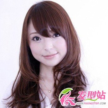 圓臉女孩燙發(fā)發(fā)型