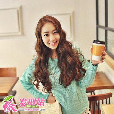 最新女生中長(zhǎng)卷發(fā)發(fā)型 俏皮可愛蘿莉范兒