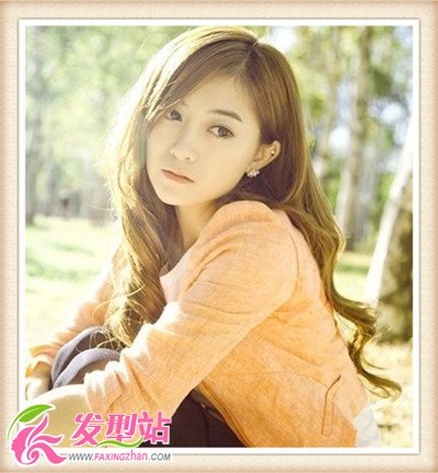 優(yōu)雅大方側(cè)披長(zhǎng)卷發(fā)發(fā)型圖片