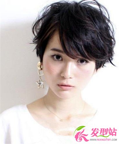 女生修顏可愛(ài)波波頭燙發(fā)發(fā)型