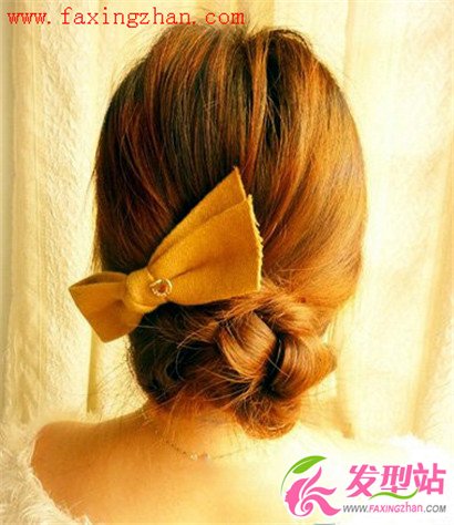 女士長(zhǎng)發(fā)簡(jiǎn)單盤發(fā)教程圖解