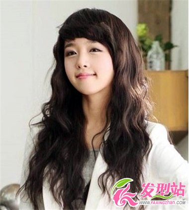 中長(zhǎng)發(fā)女生流行卷發(fā)發(fā)型 跟上時(shí)尚的步伐