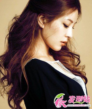 女生修顏減齡長(zhǎng)卷發(fā) 打造優(yōu)雅浪漫情懷