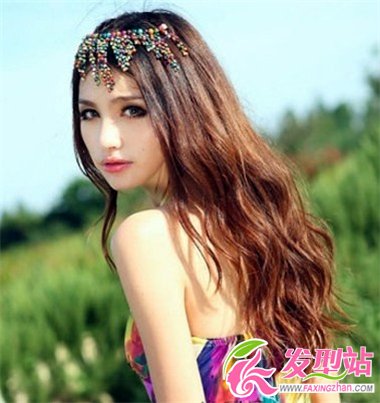 女生修顏減齡長(zhǎng)卷發(fā) 打造優(yōu)雅浪漫情懷