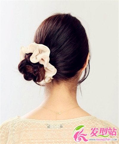 時(shí)尚側(cè)扎花苞頭扎發(fā)教程