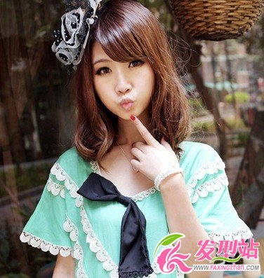 短發(fā)女生個性卷發(fā)設(shè)計 蓬松發(fā)尾更添時尚