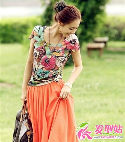 小臉女生無(wú)劉海丸子頭 時(shí)尚還顯高