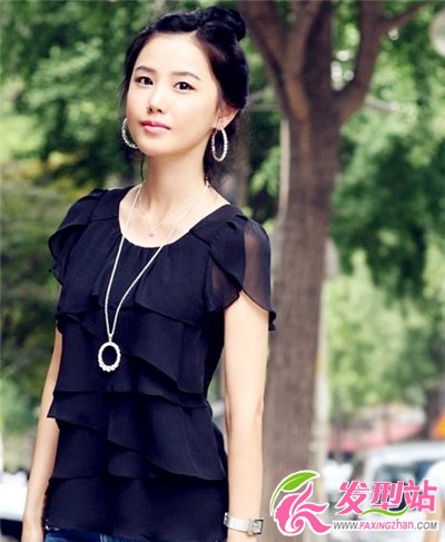 小臉女生無(wú)劉海丸子頭 時(shí)尚還顯高