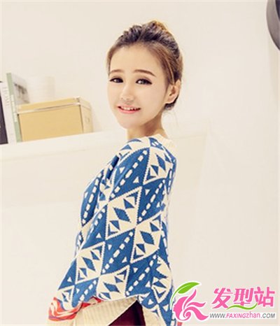 小臉女生無劉海丸子頭 時(shí)尚還顯高