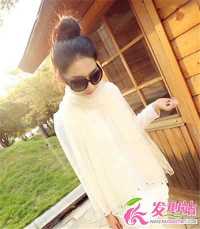 小臉女生無(wú)劉海丸子頭 時(shí)尚還顯高