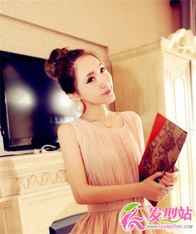 卷發(fā)發(fā)型怎么扎更顯時尚 簡單扎發(fā)打造淑女氣質(zhì)