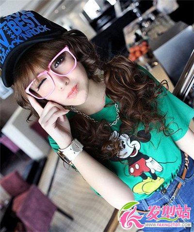 女生戴可愛(ài)鏡框適合搭配什么發(fā)型 時(shí)尚眼鏡發(fā)型搭配