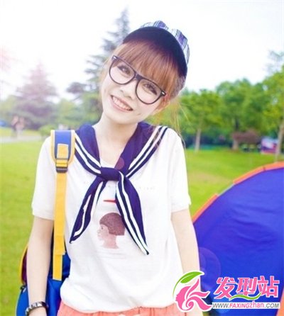 女生戴可愛鏡框適合搭配什么發(fā)型 時(shí)尚眼鏡發(fā)型搭配