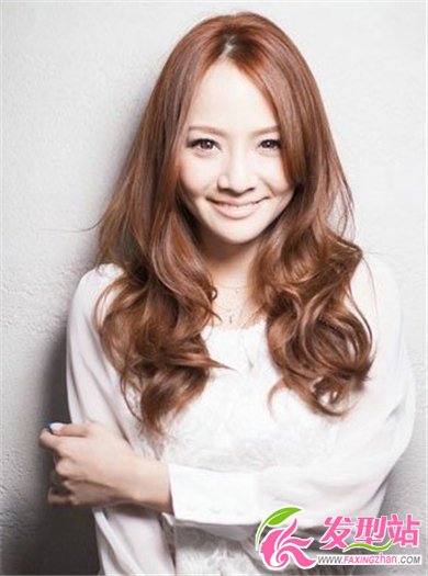 長(zhǎng)發(fā)女生流行卷發(fā)發(fā)型 時(shí)尚修顏卷發(fā)更顯氣質(zhì)