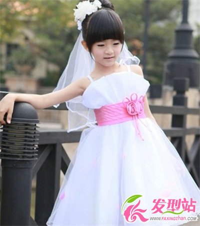 女孩公主裙搭配什么發(fā)型好看 小女孩甜美可愛(ài)花童發(fā)型