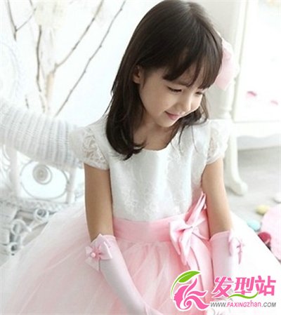 女孩公主裙搭配什么發(fā)型好看 小女孩甜美可愛(ài)花童發(fā)型