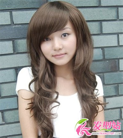 高顴骨女生適合什么發(fā)型 時(shí)尚修顏斜劉海發(fā)型