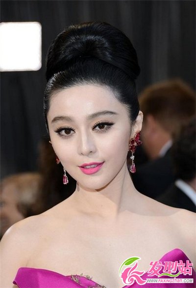 女士參加晚宴選擇什么盤發(fā) 當(dāng)紅女星示范宴會(huì)高貴盤發(fā)發(fā)型