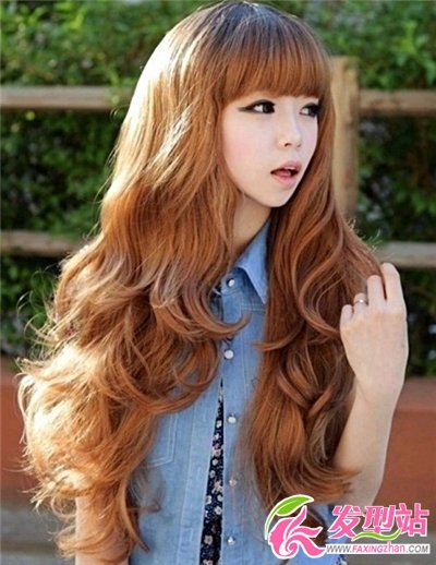 長發(fā)女生最新燙發(fā)發(fā)型 搭配棕色系染發(fā)最亮膚