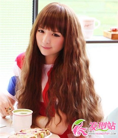 長發(fā)女生最新燙發(fā)發(fā)型 搭配棕色系染發(fā)最亮膚