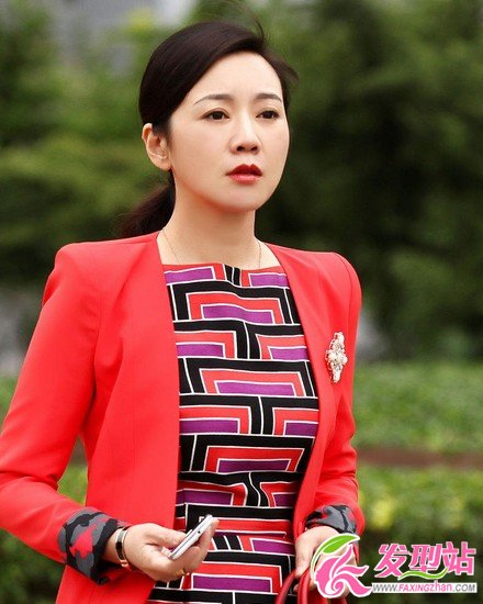 中年女士流行什么發(fā)型 一仆二主閆妮居家發(fā)型