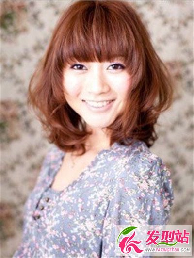 女生今年時(shí)尚卷發(fā)發(fā)型 輕盈中短卷發(fā)讓你瞬間減齡又顯乖巧