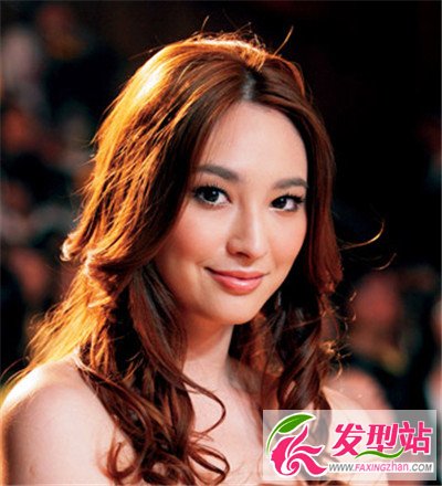 長(zhǎng)發(fā)女生時(shí)尚又可愛(ài)發(fā)型設(shè)計(jì) 靚麗卷發(fā)造型讓你一掃蝸居形象
