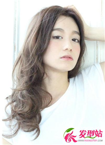 率性自然發(fā)型引領(lǐng)夏季潮流 時(shí)尚百倍女神范十足
