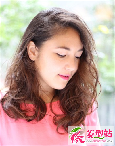 長(zhǎng)發(fā)女生俏麗卷發(fā)發(fā)型 教你當(dāng)一回清新玉女