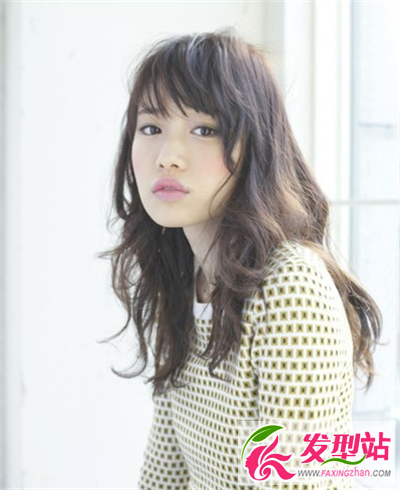 長發(fā)女生俏麗卷發(fā)發(fā)型 教你當(dāng)一回清新玉女