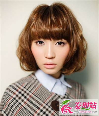 花樣美少女咖啡色發(fā)型 飄逸感十足凸顯膚色