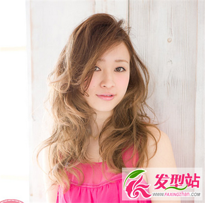 展現(xiàn)誘人魅力 長卷發(fā)發(fā)型給你清涼一夏