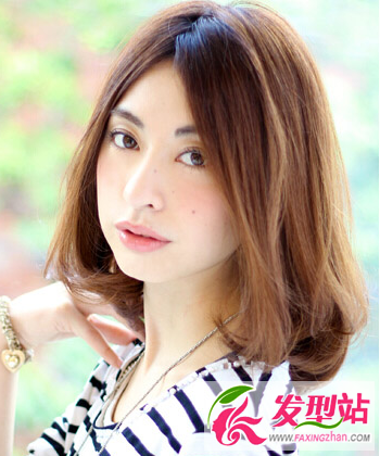 中長卷發(fā)修顏發(fā)型 看中長發(fā)如何演繹甜美