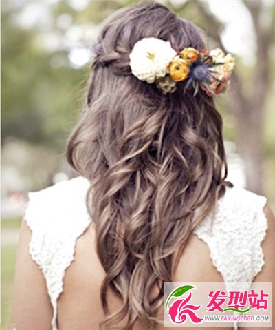鮮花與辮子打造唯美新娘發(fā)型 浪漫發(fā)型迷人又夢幻
