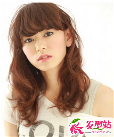 給你帶來(lái)無(wú)窮的個(gè)性效果 卷發(fā)發(fā)型讓你告別慵懶