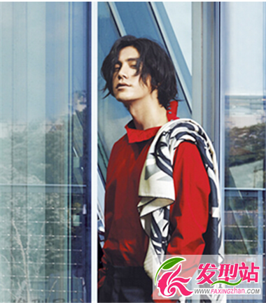 男士發(fā)型也可以,長(zhǎng)發(fā)造型同樣范