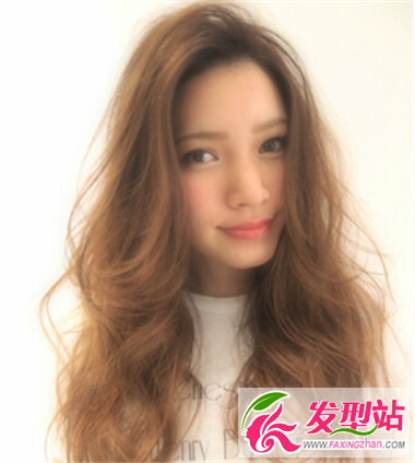 秋季長(zhǎng)卷發(fā)浪漫易打理 時(shí)尚卷發(fā)修顏減齡