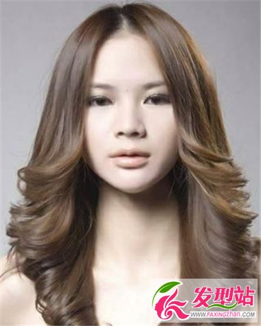給你美艷氣息的燙卷發(fā)發(fā)型 時(shí)尚甜美造型讓你目不暇接