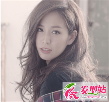 女生中長(zhǎng)燙卷發(fā)發(fā)型 打造不一樣的你