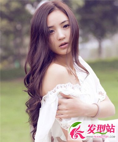 打造最美校園女生發(fā)型 時尚卷發(fā)給你不一樣的美感