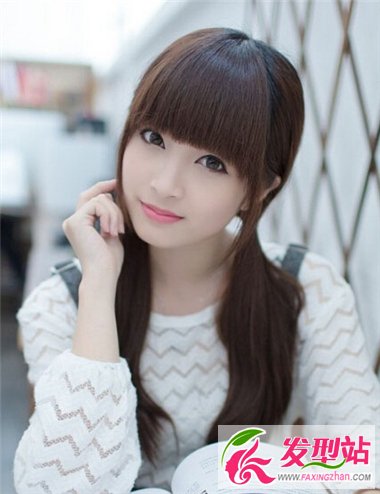 設(shè)計(jì)感十足直發(fā)發(fā)型 展現(xiàn)青春洋溢的一面