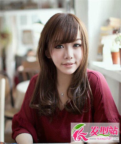 清純女生斜劉海發(fā)型 自然簡(jiǎn)單散發(fā)魅力