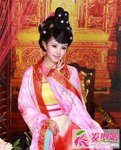 走進(jìn)古裝的世界 古典的美女發(fā)型最迷人