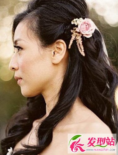 美麗發(fā)飾新娘發(fā)型 花兒的裝飾讓你更加迷人