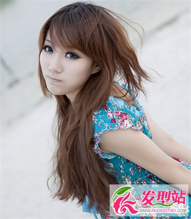清新女生長(zhǎng)卷發(fā)造型 設(shè)計(jì)感十足絕對(duì)吸睛