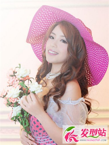 清新甜美女生長卷發(fā)發(fā)型 詮釋不一樣的美