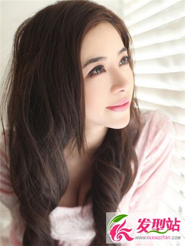 清新甜美女生長卷發(fā)發(fā)型 詮釋不一樣的美