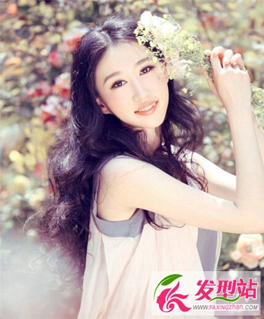 清新甜美女生長(zhǎng)卷發(fā)發(fā)型 詮釋不一樣的美